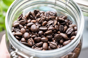 Fototapeta premium Kaffebohnen in einem einmachglas 