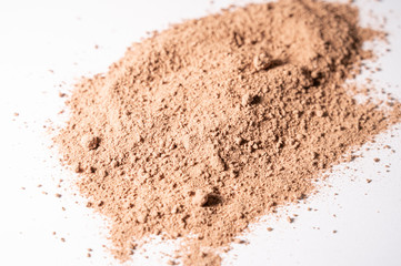 Kakao pulver auf einem weißen untergrund als freisteller 