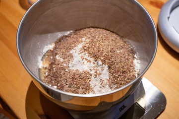 Teig für Brot wird vorbereitet