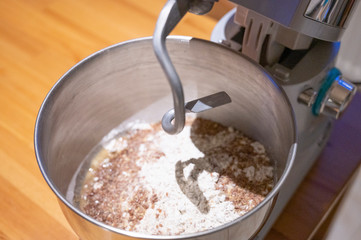 Teig für Brot wird vorbereitet