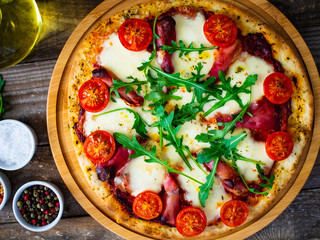 Fototapety  Pizza Margherita na drewnianym stole