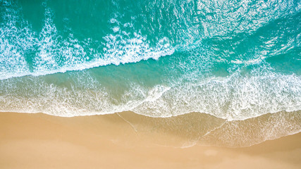Luftbild von oben von der Drohne eines atemberaubend schönen Meereslandschaftsstrandes mit türkisfarbenem Wasser mit Kopierplatz für Ihren Text. Schöner Sandstrand mit türkisfarbenem Wasser, UAV-Drohnenaufnahme aus der Luft