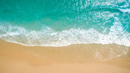 Fotobehang Luchtfoto bovenaanzicht van drone van een prachtig prachtig zeelandschap strand met turkoois water met kopie ruimte voor uw tekst. Mooi zandstrand met turkoois water, luchtfoto UAV drone shot © kanpisut