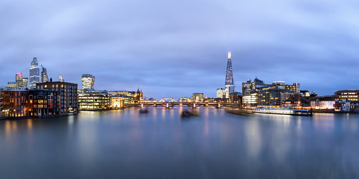 Blaue Stunde in London an der Themse mit Blick auf The Shard und die Tower Bridge