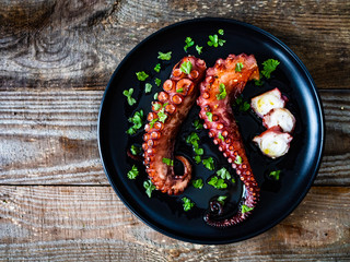 Barbecue octopus on wooden table - obrazy, fototapety, plakaty