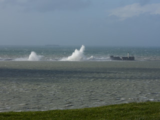 grosse vague contre la digue