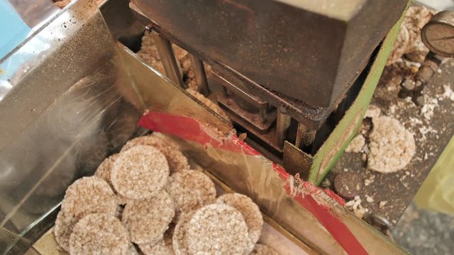 The process of making/producing gluten free, puffed rice cakes/bread/creackers. Puffed rice cakes backing device/machine. Top view.