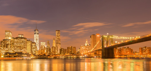 Fototapeta premium Night view of Manhattan and Brooklyn bridge