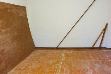 Dismantling the old flooring. Shot hardboard and baseboard.