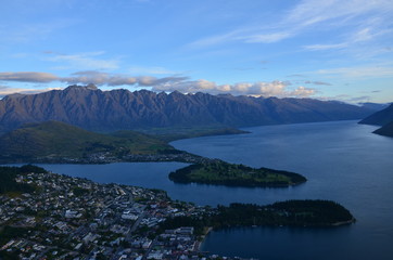 Ausblick vom Bob's Peak auf Queenstown mit Lake Wakapitu
