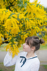 ミモザを鑑賞する女性