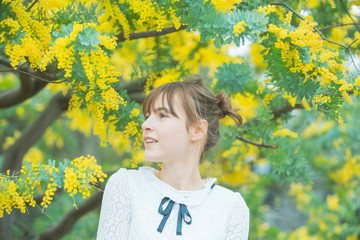ミモザを鑑賞する女性