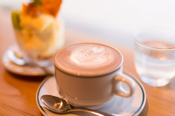 おしゃれな喫茶店のとても美味しいケーキとカフェラテ