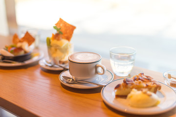 おしゃれな喫茶店のとても美味しいケーキとカフェラテ