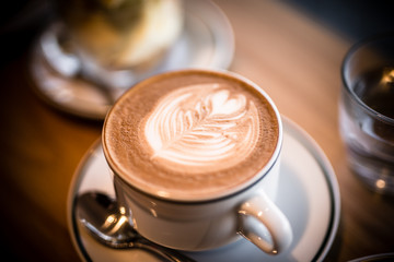 おしゃれな喫茶店のとても美味しいケーキとカフェラテ
