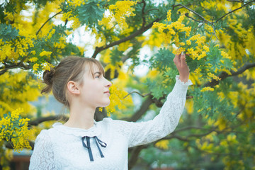 ミモザを鑑賞する女性