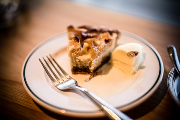 おしゃれな喫茶店のとても美味しいケーキとカフェラテ