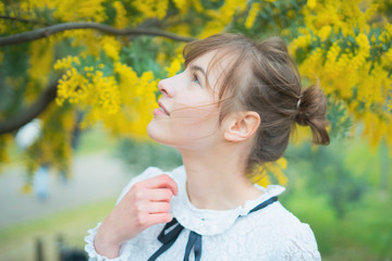 ミモザを鑑賞する女性