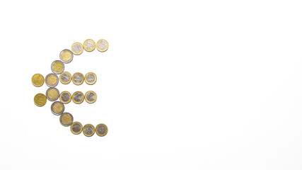 Simbolo dell'euro costruito con le monete
