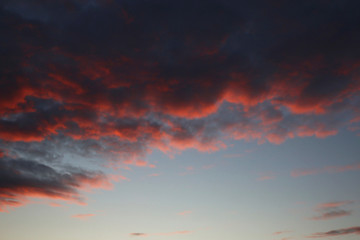 Nuvole rosse al tramonto