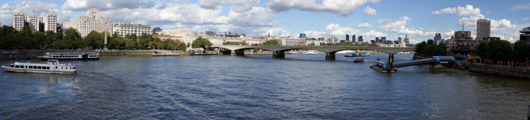 Fototapeta na wymiar panoramic view of the River Thames showing bridge and skyline
