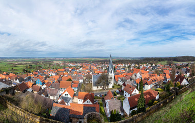 Obraz premium scenic view from Muenzenberg castle to village of Muenzenberg and Wetterau area in Hesse, Germany
