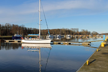 Fototapeta na wymiar Spiegelung im Yachthafen an der polnischen Ostsee