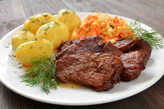 mięso wieprzowe duszone z ziemniakami i sur&oacute;wką