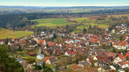 Blick von oben auf idyllischen Ort im Schwarzwald im Frühling