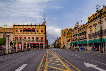 Fototapeta na wymiar Ciudad de Morelia Michoacán con calles vacías