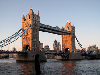 Fototapeta na wymiar Puente de Londres al atardecer