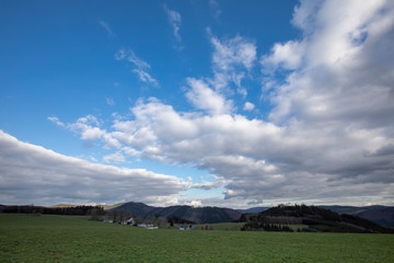 Obraz premium Sonnenuntergang mit dramatischen Wolken und Horizont