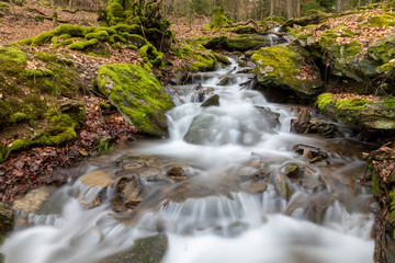 Wasserfall am Bach im Wald