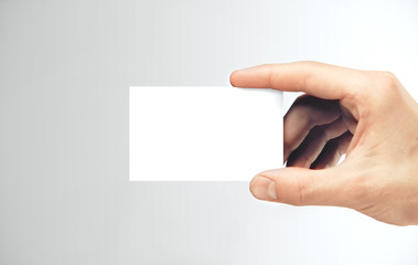 Obraz premium Hand holding a blank white business card.