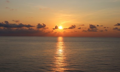 Sonnenuntergang am Horizont