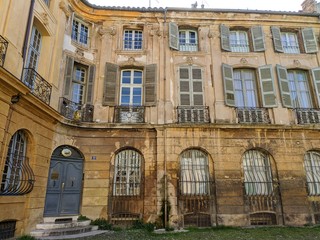 Naklejka premium Place d'Albertas avec sa fontaine à côté du cours mirabeau et la rotonde à Aix en Provence, France