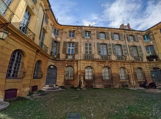 Place d'Albertas avec sa fontaine à côté du cours mirabeau et la rotonde à Aix en Provence, France