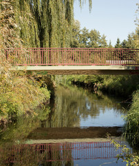 Fototapeta na wymiar Brücke über dem Fluss
