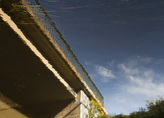 Brücke eine Spiegelung im Wasser