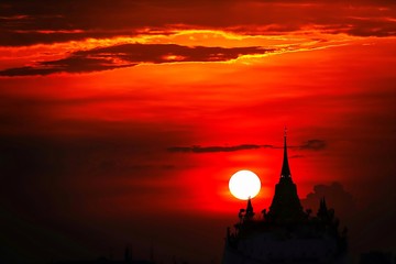 Obraz premium Sunset twilight golden mountain silhouette temple in bangkok