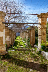 Sentiero con colonne e vaso in ceramica