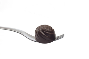 forchetta con cioccolatino alla cioccolata fondente