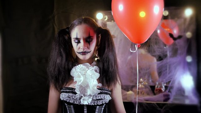 Easy Halloween Makeup. Girl with a red balloon, in the form of a clown. The ball disappears and reappears.