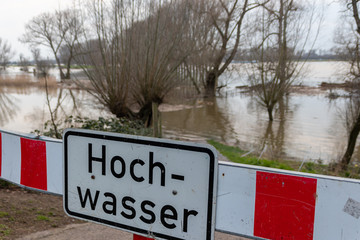 Straßensperre wegen Hochwasser, Überschwemmung, Überflutung und Deichbruch nach Starkregen,...