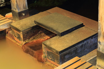 秋の浦佐温泉の足湯の風景