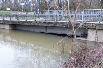 Nach starken Regenfällen, Dauerregen, Monsun und Starkregen beinahe überflutete Brücke zeigt...