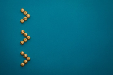 pills arrows on blue background - 328933382
