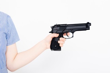 ピストルを持つ女性