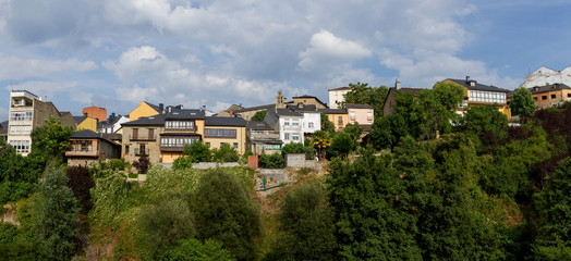  Vista panor&aacute;mica de casco viejo de ciudad en loma o alto con abundante vegetaci&oacute;n de cara al r&iacute;o