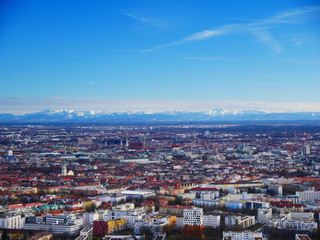 München, Deutschland: Die Stadt vorm Hintergrund der Alpen